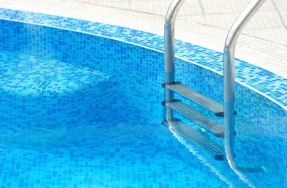 Cómo elegir una escalera o peldaños para una piscina elevada